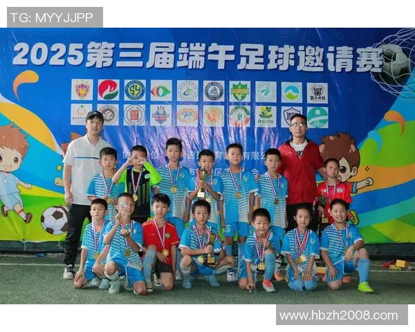 足球明星亲自指导孩子训练助力青少年成长与梦想实现